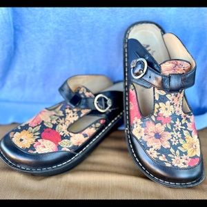 These are adorable!  Allegria Lite SZ 41 or 9-10.  They have never been worn!